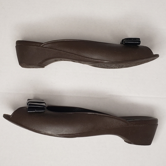 Oka B. waterproof wedge sandals, sz Medium, bow - Picture 10 of 16